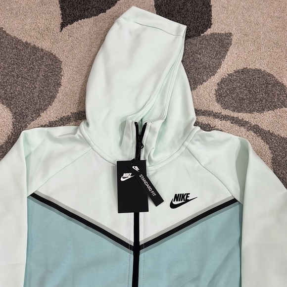 Nike Women’s Tech Fleece Fullzip Hoodie - New - Picture 5 of 6